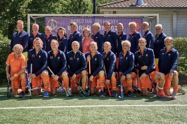 Het Nederlands 60+ hockeyelftal met WK-zilver, gesponsord door CyberMaster