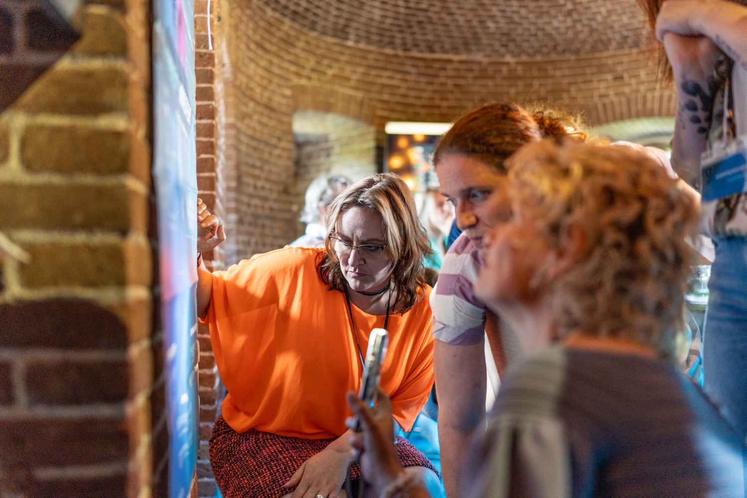 Sfeerimpressie OT-simulatie: deelnemers in overleg bij een scherm.