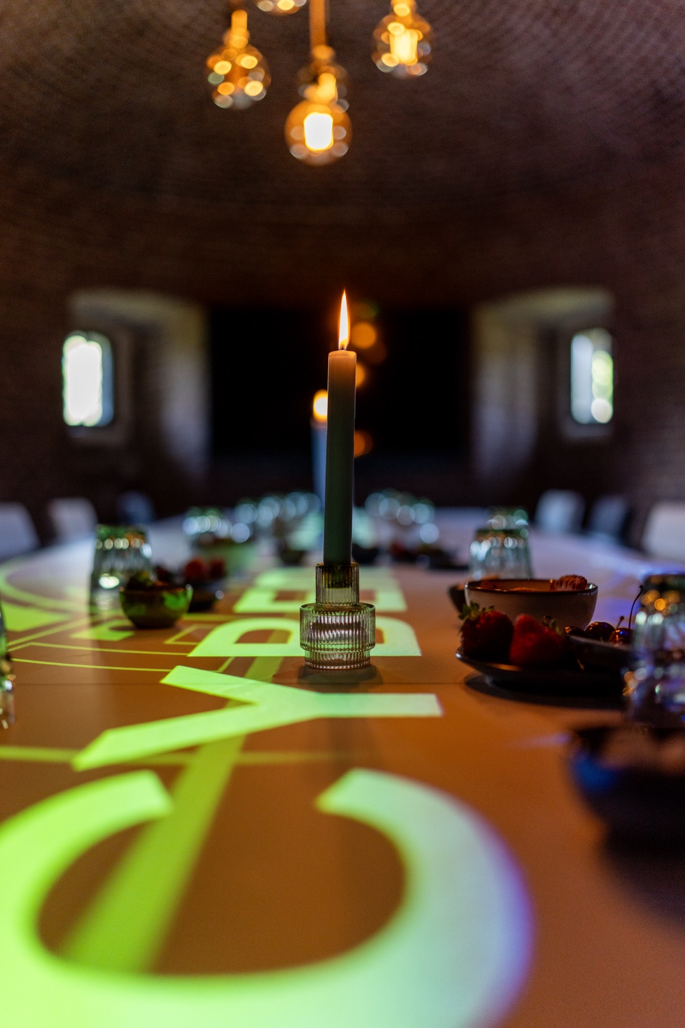 Sfeerimpressie RvT/RvC-simulatie: kaarslicht op de tafel met CyberMaster-projectie.
